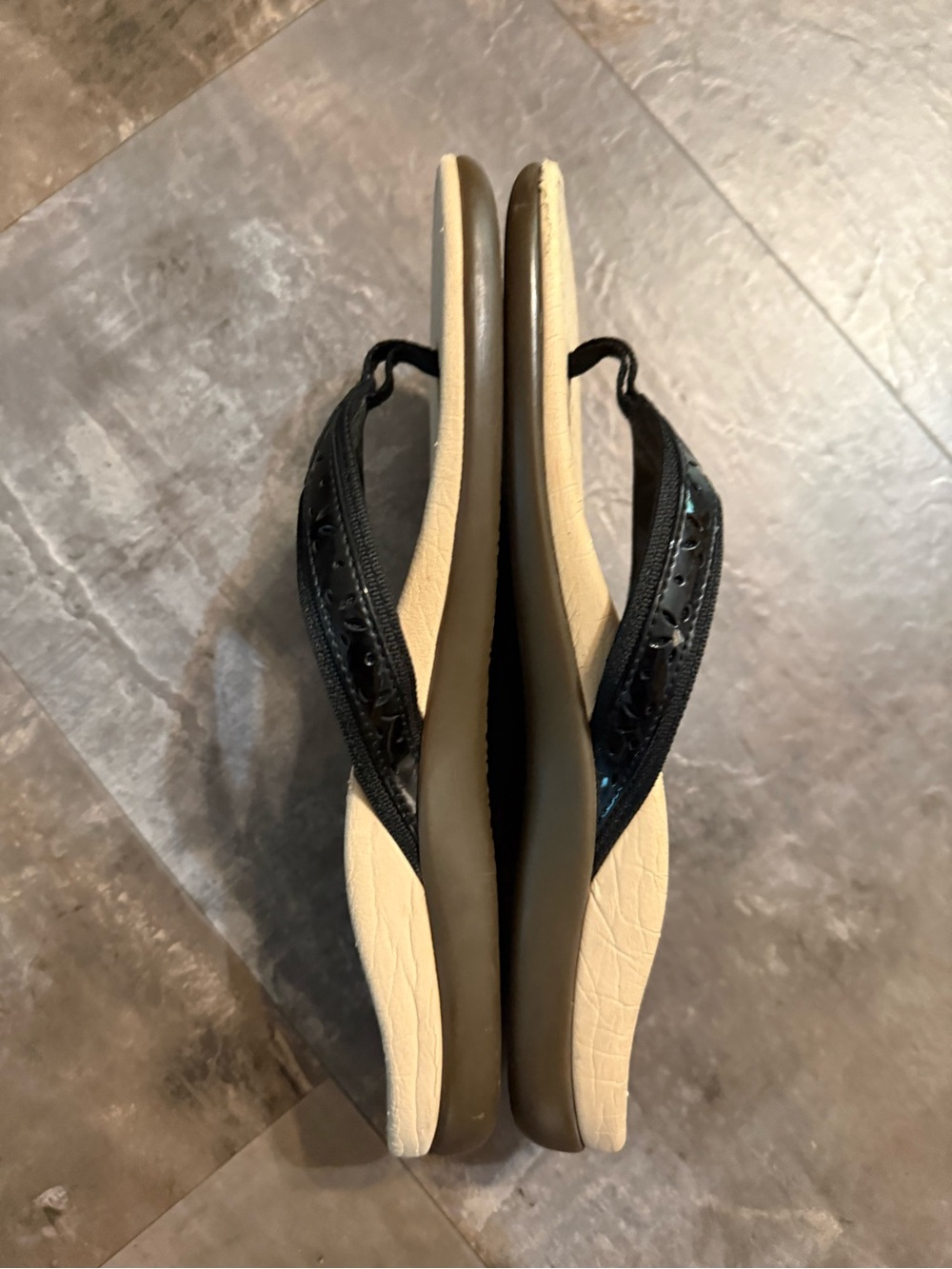 VIONIC Black Flip Flops with Beige Footbed - Picture 3 of 6